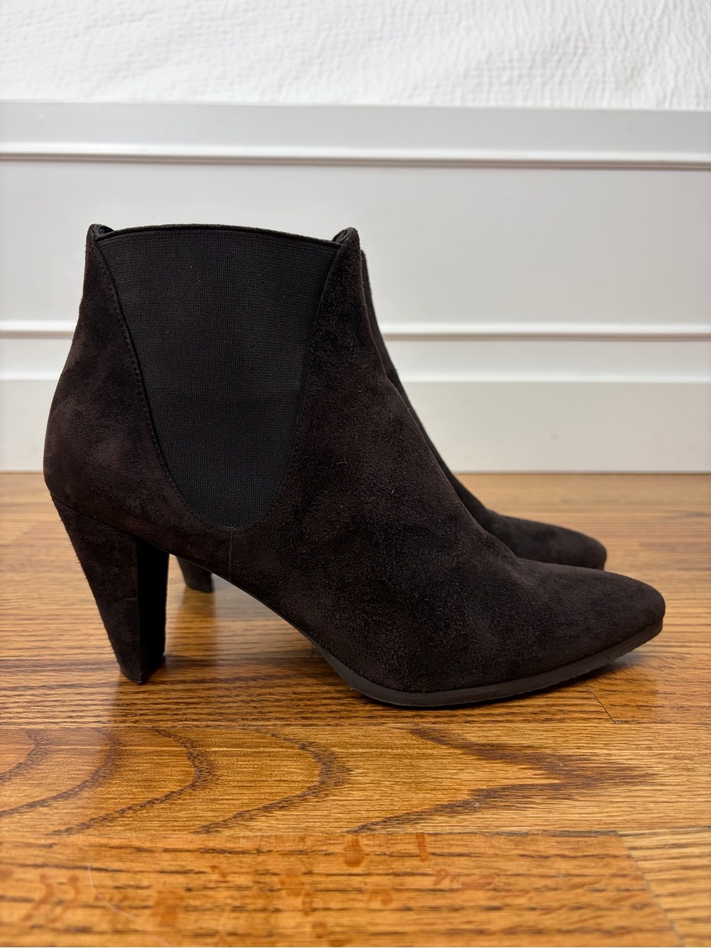 Stuart Weitzman Scoop Chelsea Chocolate Brown Ankle Booties (8)